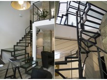  	 Escalier acier entre le rez-de-chaussée et la mezzanine dans une agence, marches en vitrage feuilleté, cables inox